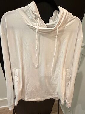 Columbia spf 50 Lightweight White Hooded Pullover with Front Pockets
